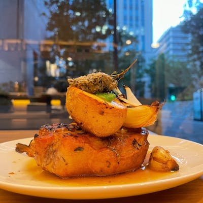 豚のグリルタップナードソース