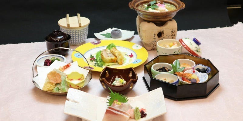 季節の昼会席【嵯峨野】先付、造り、小鍋、蒸し物、油物など9品ほど（大浴場での入浴付）