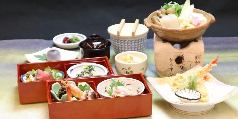 季節の昼御膳【京花御膳】八寸、お造り、小鍋、油物など9品ほど（大浴場での入浴付）