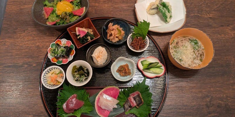 【彩り御膳コース】小鉢、季節のサラダ、季節の天ぷら、あご出汁蕎麦