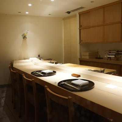 カウンター席のみの、大人の隠れ家