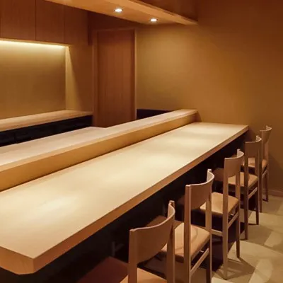 茶室を思わせる木の温かみある店内