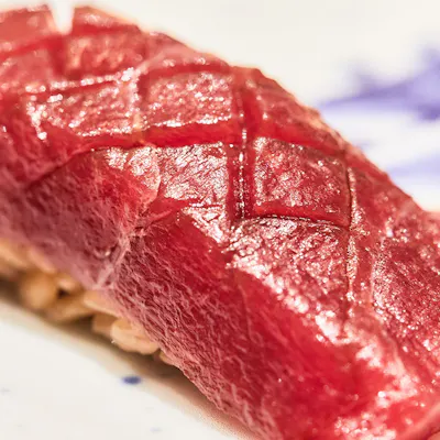 熟練した江戸前の「しごと」を施した鮨や一品料理をコースとして