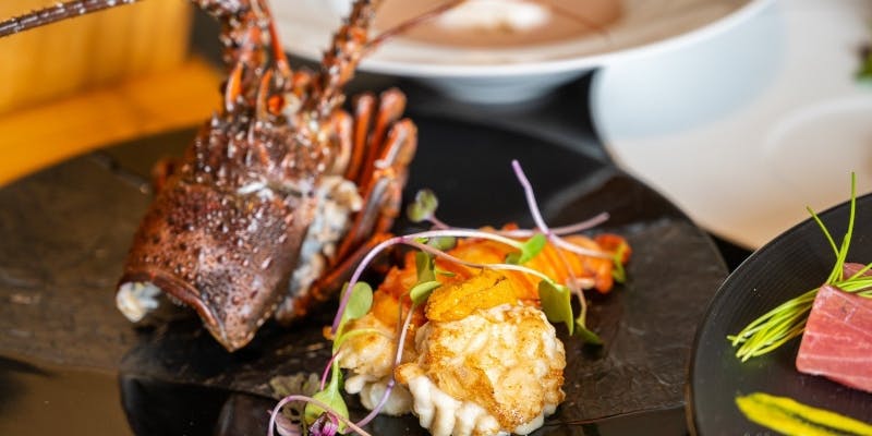 【Spiny Lobster】伊勢海老鉄板焼き、メインのステーキ、牛炙り寿司など（期間限定）