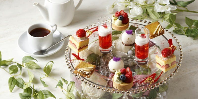 【平日限定！スイーツジュエルプレート】＋選べるメイン＋旬のスイーツ5種×TWGカフェフリー＆乾杯酒