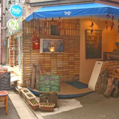 青いエントランスが目印の明るい雰囲気の店内