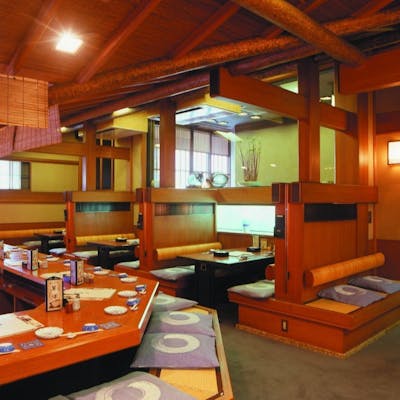 巨大いけすが目を惹く空間