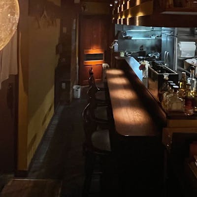 こじんまりと佇む隠れ家レストラン