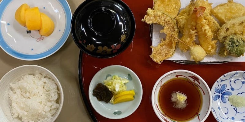 【極上天ぷら定食】ごはん、赤出汁、果物付