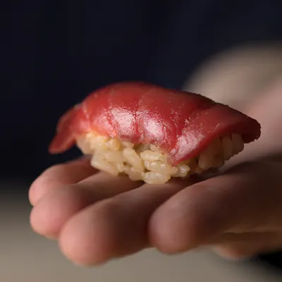 黒酢をブレンドして甕壺で寝かせた赤酢の握り