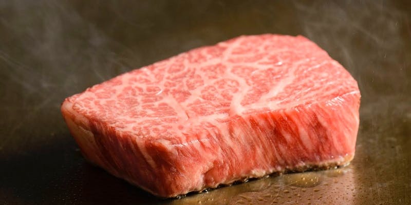 【霜降肉と赤身肉食べ比べコース】A5黒毛和牛ステーキおかわり自由！