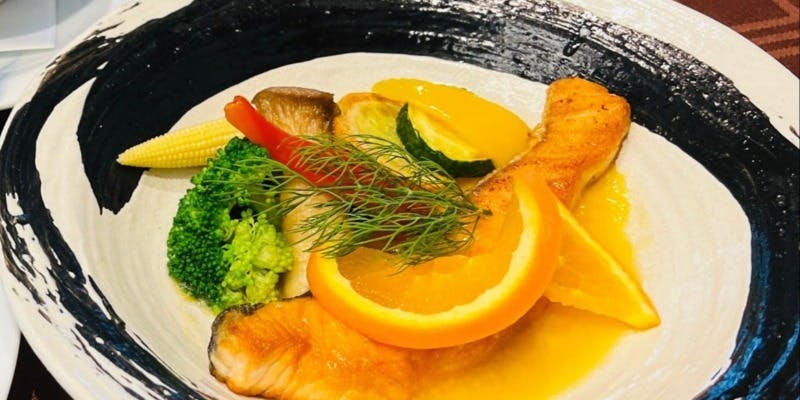 【サイドビュッフェ付】メインのサーモンポワレと鯛茶漬けのランチコース＋乾杯スパークリングワイン付き