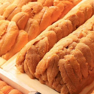 端正な正統派江戸前鮨と遊び心溢れるつまみをコースで