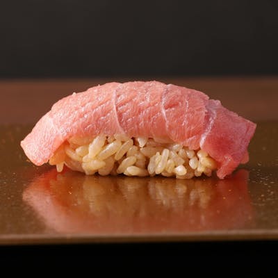 四季折々の恵みを携えた握りや一品料理