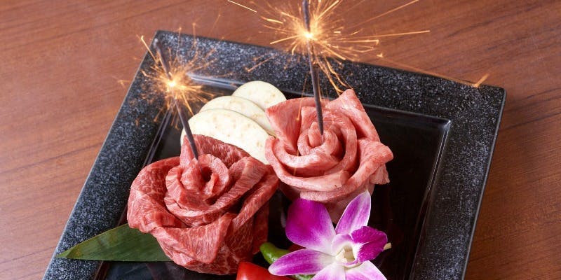 【Anniversary LUNCH】雪降り和牛尾花沢の上カルビ・上ロースや山形ホルモンなど全7皿と肉の薔薇ケーキ