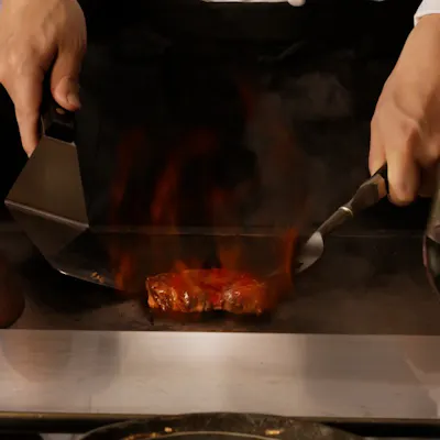 目の前でシェフが焼く鉄板焼き