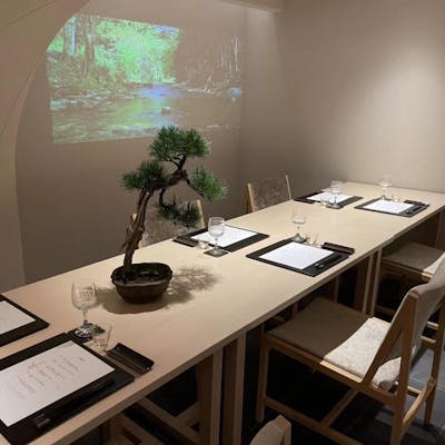 全室個室、こだわりの和食器の数々でお料理を堪能