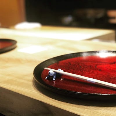 落ち着いた雰囲気の空間で、カジュアルなお食事のひと時を