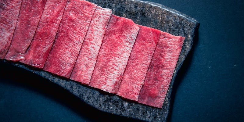 【神戸牛コース】前菜、肉刺し、黒毛和牛＆神戸牛の焼物、選べる食事など全8品