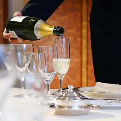 各料理長の匠の技を活かした、ホテルならではの本格的な料理の数々