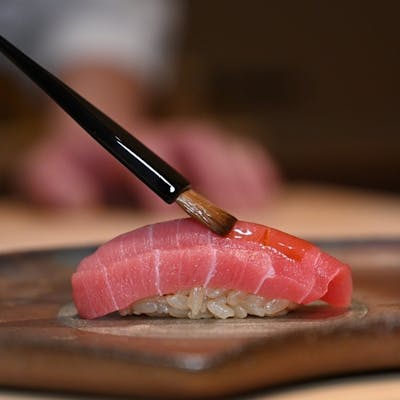 江戸前の伝統を重んじつつ、独自の感性で進化し続ける握りと逸品