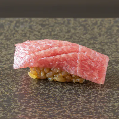 熟練の握りが奏でる極上の一貫