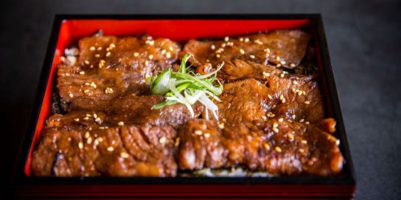 和牛焼肉 徳 【黒毛和牛】特選焼肉重＋＜肉増しダブル＞ ランチ