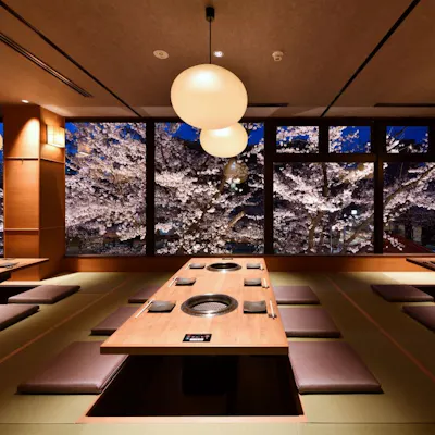 鴨川を一望することのできる店内