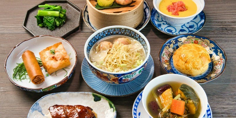 【香港飲茶コース】お勧めの点心を含む各種点心、一番人気の海老ワンタン麺