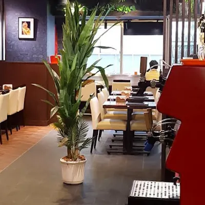 イタリアンデザイナーによる伝統的かつスタイリッシュな店内