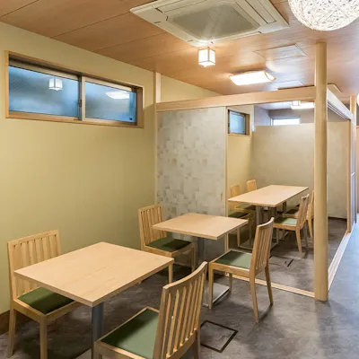 明るく、温かい木のぬくもりが感じられる店内