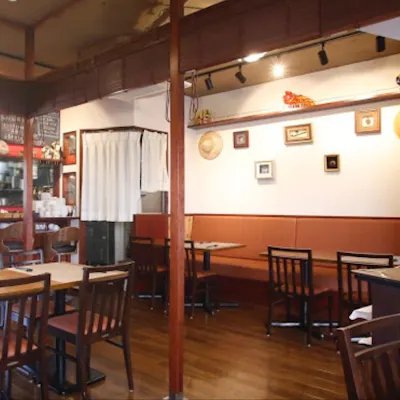 駒沢通り沿いにある広々とした店内