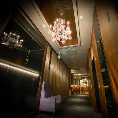 非日常を感じられるシンプル和モダン空間。ご会食やご接待にも
