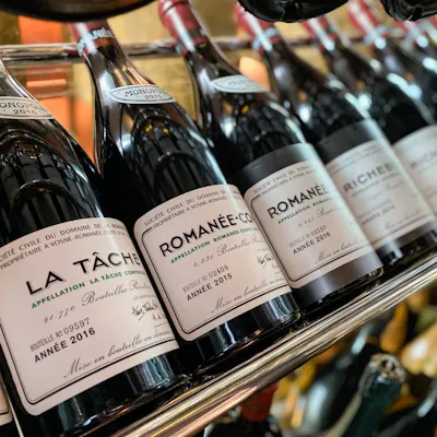 全国から仕入れる約800本のワイン。希少な銘酒も多彩にご用意