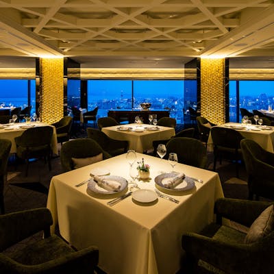 スタイリッシュでモダンな雰囲気の店内