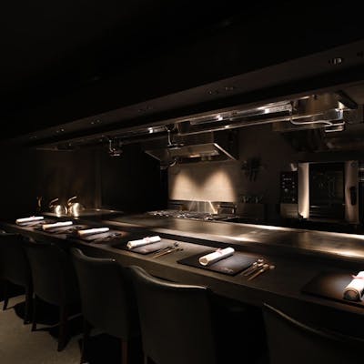 和モダンのおしゃれで落ち着いた雰囲気の店内