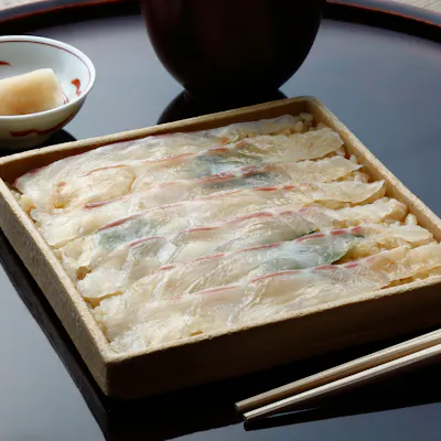 和久傳の名物料理「鯛の黒寿司」