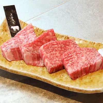 熟練の目利きで厳選された肉