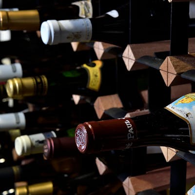 ソムリエ厳選ワインは250種類以上