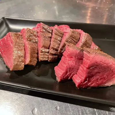 こだわりの赤身肉を使用