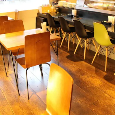 温かみのある落ち着いた雰囲気の店内