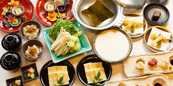 【湯豆腐コース】自家製豆腐と湯葉を自家製のつけ出汁でお召し上がり頂きます - 豆屋源蔵