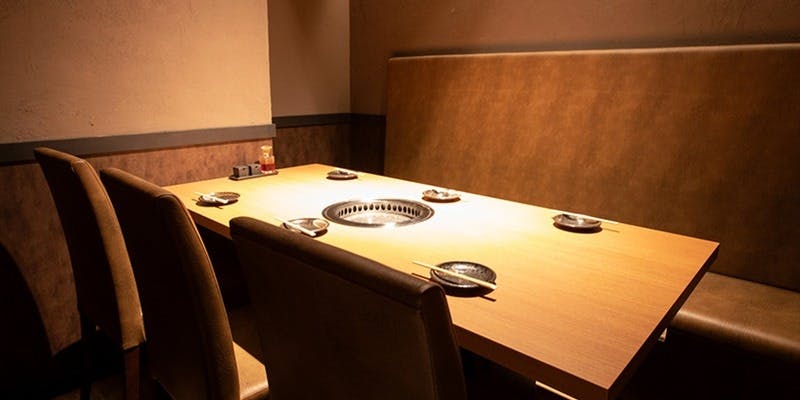 「神戸びいどろ 北野坂店」のシックなテーブル席
