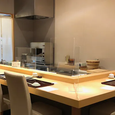 気さくな店主が握る逸品をカウンターで