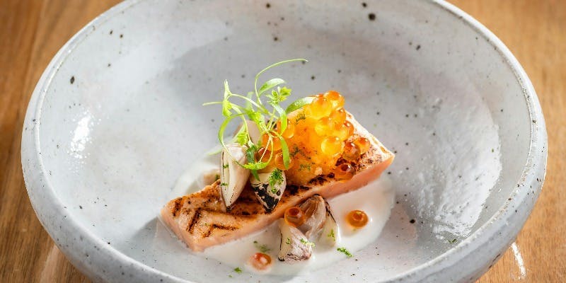 【ランチコース】前菜、魚・肉から選べるメイン料理、デザートと食後のカフェ付き