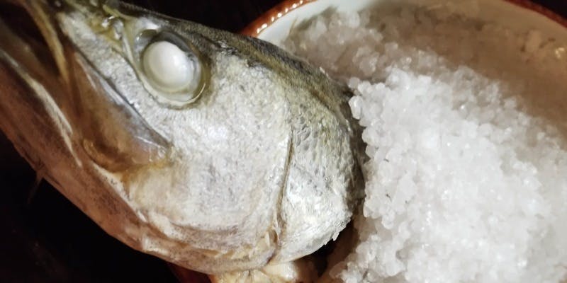 おまかせタパス、鮮魚の岩塩包み焼き、リブロースのアヒージョ、イカ墨のパエリア付コース