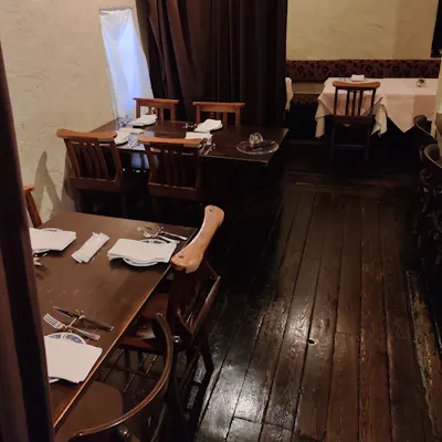 バスク地方によくある倉庫をイメージしたお店