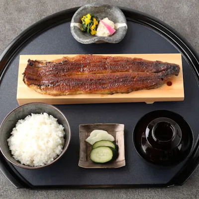 鰻を丸ごと一本、 そのまま焼いて提供する 「一本鰻」