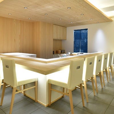 ビルの2階にある大人の隠れ家空間