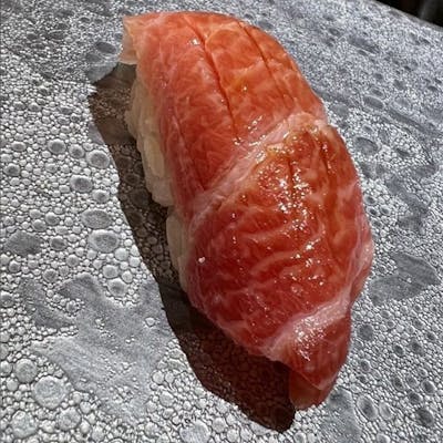 全国から仕入れる選りすぐりの素材で握った渾身の一貫